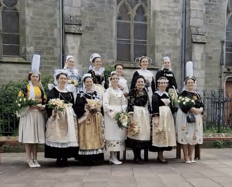 WhatsAppVideo2025-07-28at00.35.22-ezgif.com-crop reine de cornouaille festival Quimper