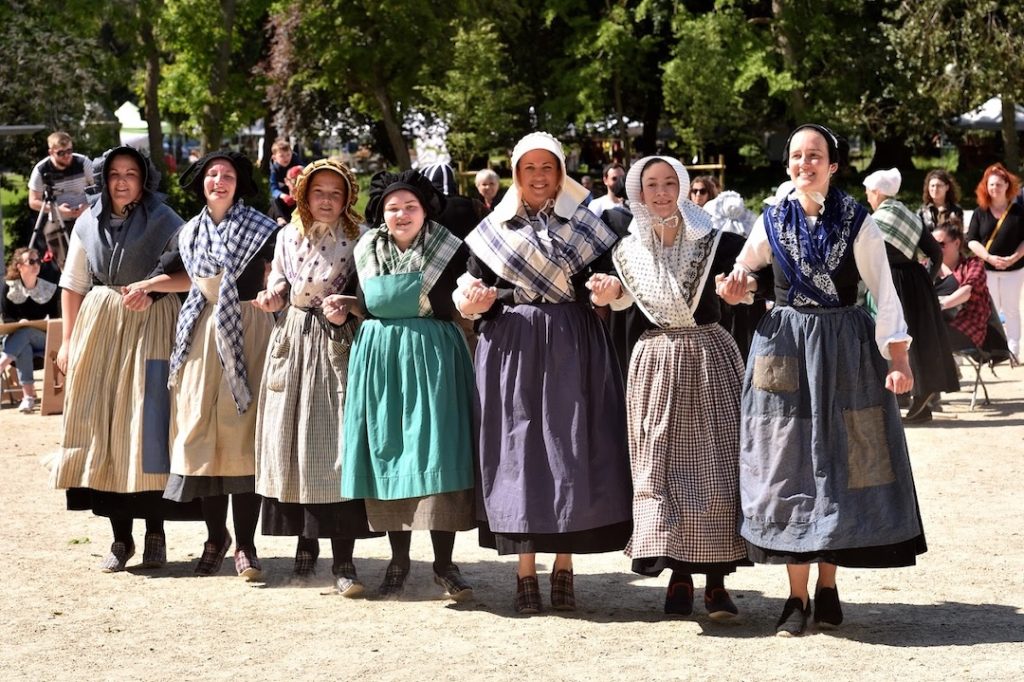 Conférence sur les costumes “Evolution des modes du Léon”